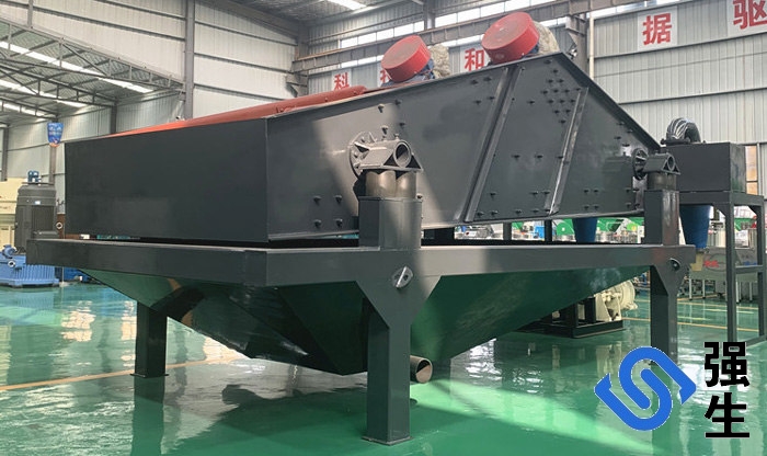 ★1M*2.5M环保脱水筛细沙回收机★滨州强生是一家民营创新型科技企业(电话:13793898555)专业生产环保细沙回收机,细砂回收机设备,尾砂回收设备,欢迎到我公司实地考察选购,质量保证,价格优惠,诚信经营