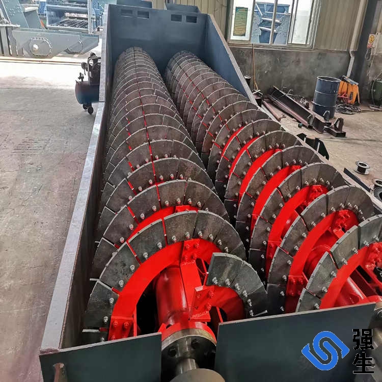 15KW绞龙双螺旋式洗砂机是山东滨州强生重工(咨询13793898555)主打品牌产品,其是生产销售于一体的科技型水轮式洗砂机企业,厂家直销价格优惠一件可发货,诚信厂家,欢迎新老客户到厂实地参观